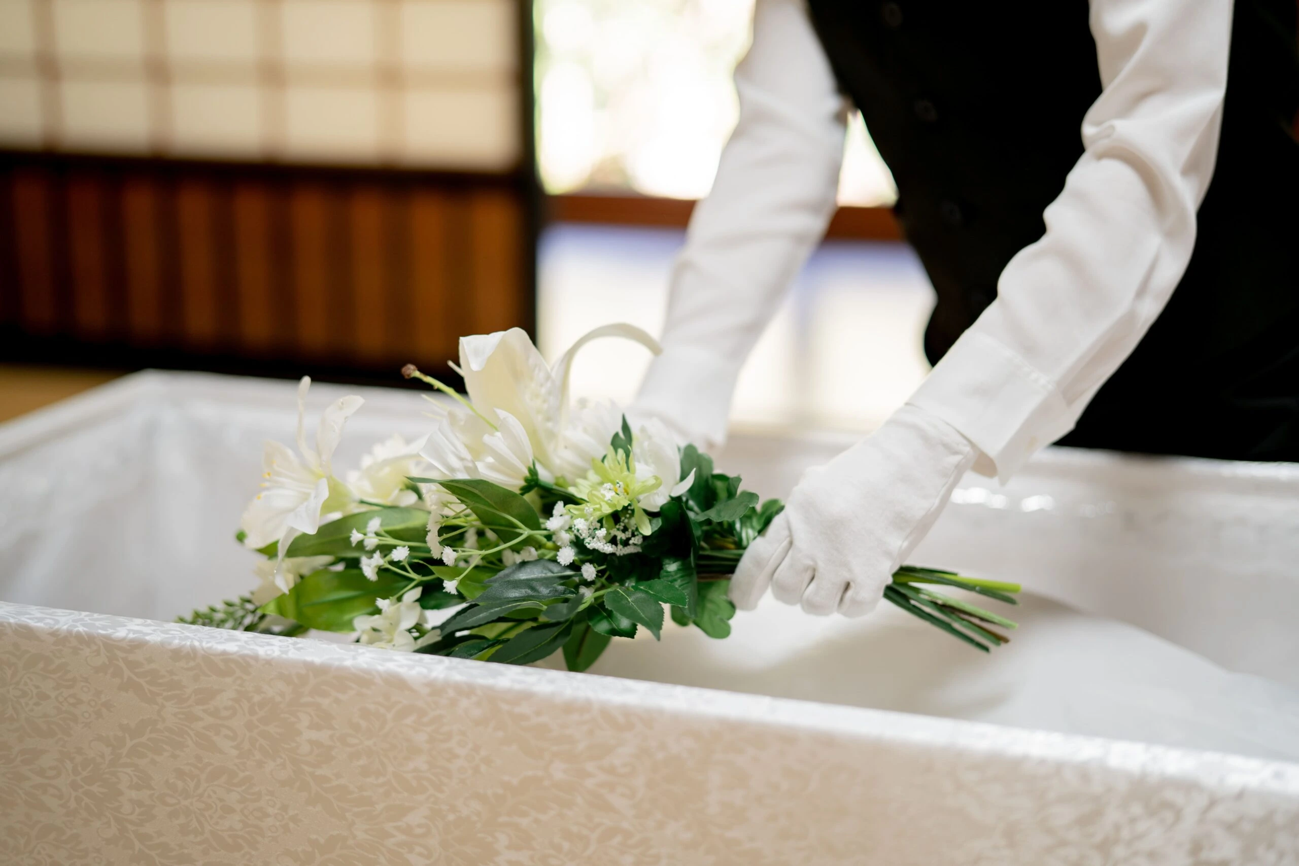 棺に花を手向ける様子