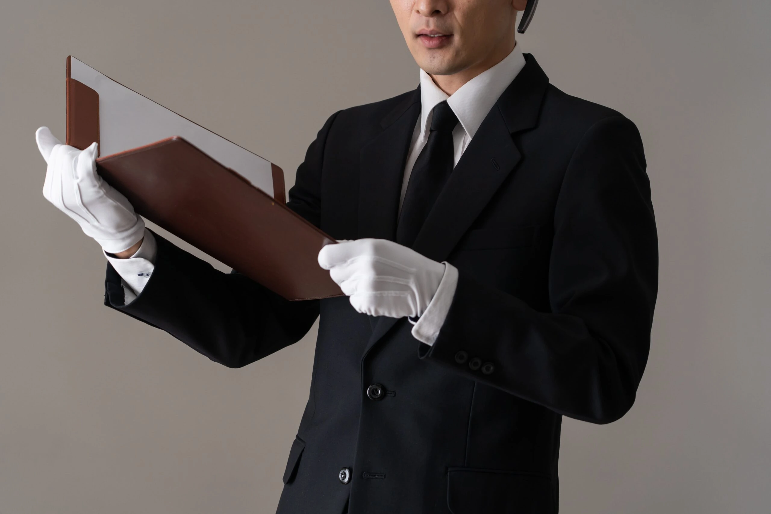 資料を読み上げる男性スタッフのイメージ